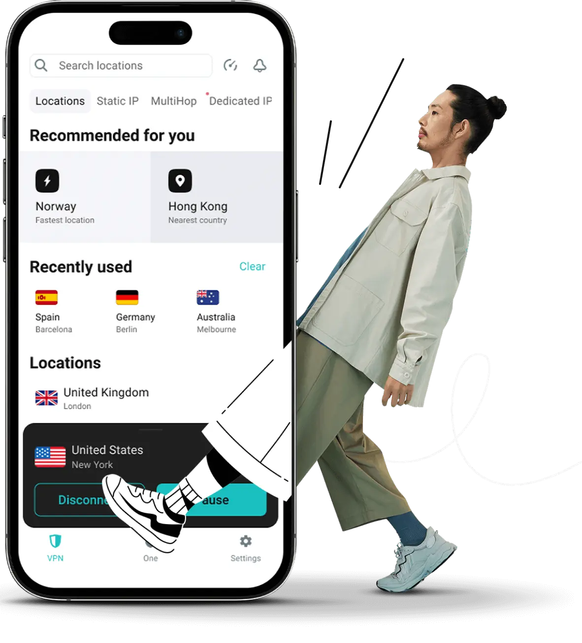 一个人即将进入带有Perfect Link应用程序的手机屏幕。